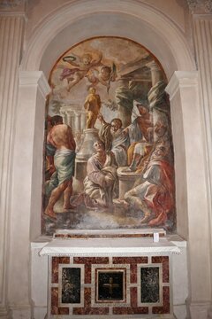 Napoli - Terzo altare a sinistra della cripta della Basilica di Santa Maria alla Sanit&agrave;