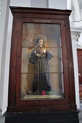 Napoli - Teca con la statua di Santa Maria Francesca dalle Cinque Piaghe nella Basilica di Santa Maria alla Sanità