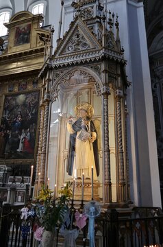 Napoli - Teca con la statua di San Vincenzo Ferreri nella Basilica di Santa Maria alla Sanit&agrave;
