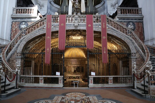 Napoli - Accesso alla cripta della Basilica di Santa Maria alla Sanit&agrave;
