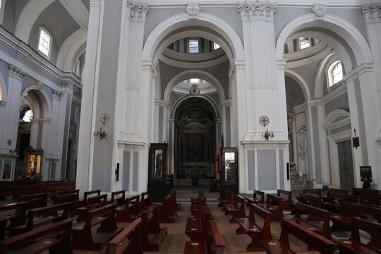 Napoli - Cappelle di destra della Basilica di Santa Maria alla Sanit&agrave;