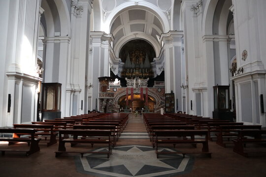 Napoli - Interno della Basilica di Santa Maria alla Sanit&agrave; dall'entrata
