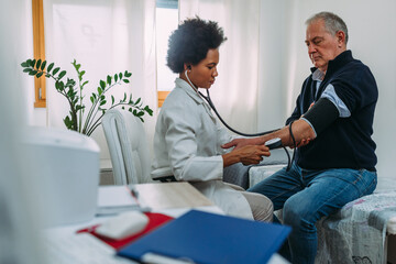 Obraz premium Doctor and patient during examination in office