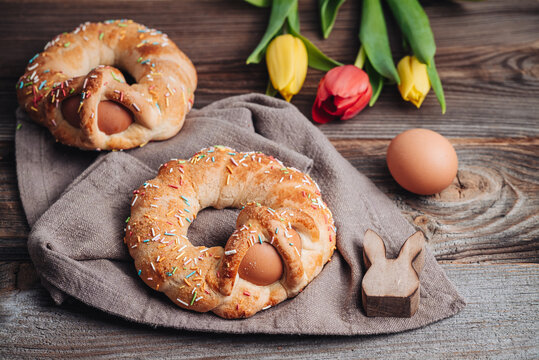 Scarcella, a traditional Apulian pastry for Easter