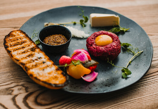 tatar na talerzu, beef tartare steak with onion, tatar mięso, Polish national dish of Tatar, raw beef, steak tartare, red onion on a plate, tatar z jajkiem na talerzu, polish tatar egg,