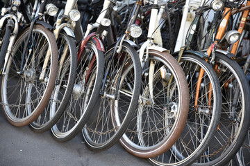 Roues de vélos attachées