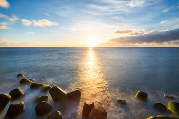 Madeira - Sonnenaufgang am Hafen von Santa Cruz