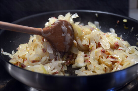 Zwiebeln mit Speckw&uuml;rfeln anbraten