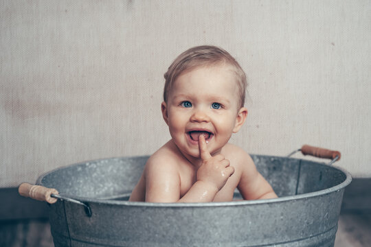Baby in der Badewanne Bottich lachend vintage