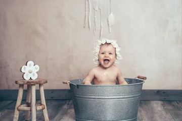 Fotobehang Baby in der Badewanne Bottich lachend vintage boho style © Renee Heetfeld