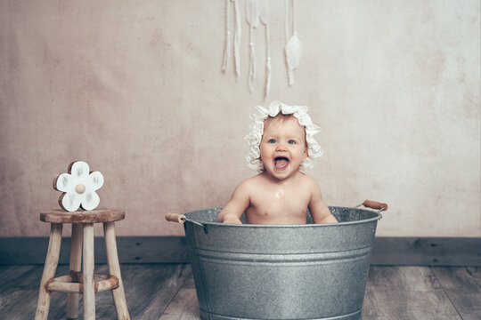 Baby in der Badewanne Bottich lachend vintage boho style
