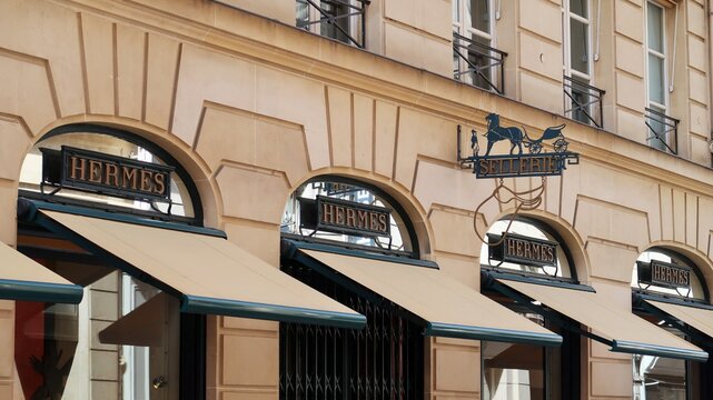 Enseigne / logo de la c&eacute;l&egrave;bre marque de luxe fran&ccedil;aise Herm&egrave;s sur la fa&ccedil;ade de sa boutique rue du Faubourg Saint Honor&eacute; &agrave; Paris &ndash; mars 2021 (France)