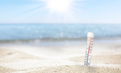 Fototapeta Summer beach thermometer and free space for your tekst obraz