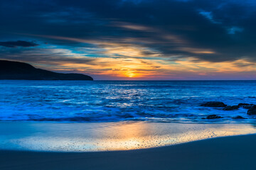 Fototapeta na wymiar Sunrise at the beach with high cloud