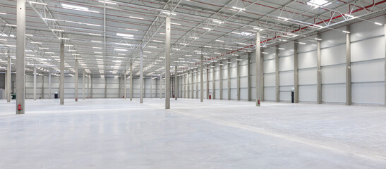 Panorama in großer, neuer, leerer, moderner Industrie-Halle 