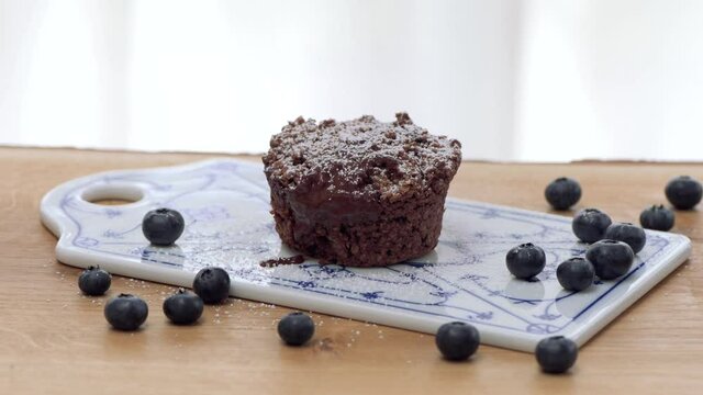 Querformat Video von k&ouml;stlichen, leckeren Schokoladenkuchen mit Puderzucker bestreut. Lavakuchen und Blaubeeren