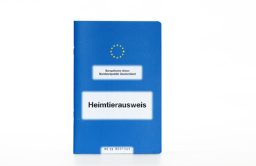 Impfpass für Haustiere freigestellt auf weißem Hintergrund