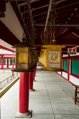 四天王寺・吊灯篭の並ぶ風景