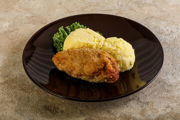 Crispy chicken cutlet with mashed potato