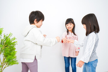 部屋で楽しく遊ぶ子どもたち