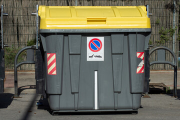 Contenedor de reciclaje de basura amarillo