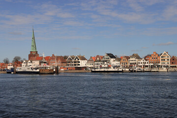 Naklejka premium Ostseebad Travemünde; Fährbetrieb vor der Altstadtkulisse 