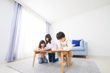 Fototapeta premium 部屋でお勉強をする子どもたち