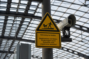 schild achtung gefälle achtung bahnsteig banhof und bvideo überwachung videokamera