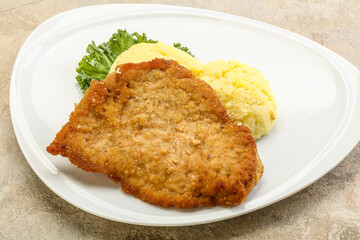 Crispy chicken schnitzel with mashed potato
