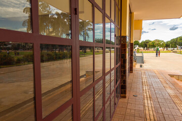 Antiga estação ferroviária de Goiânia. Detalhe de vidraças na parte externa do prédio.
