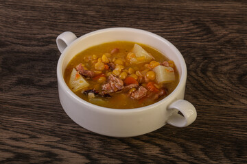 Pea soup with smoked ribs