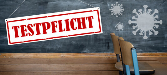 CORONA-VIRUS: Alte Schultafel im Klassenzimmer, mit Banner Stempel, 