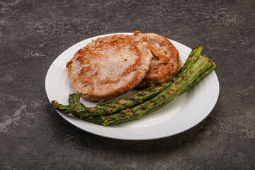 Grilled tuna steak with asparagus
