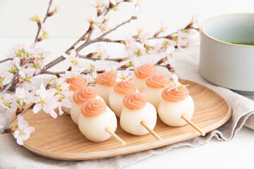 桜餡をのせた団子