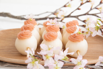 桜餡をのせた団子