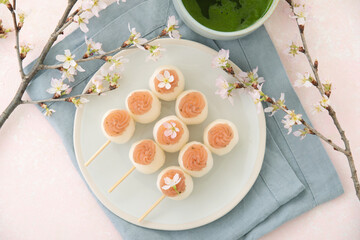 桜餡をのせた団子