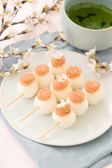 桜餡をのせた団子