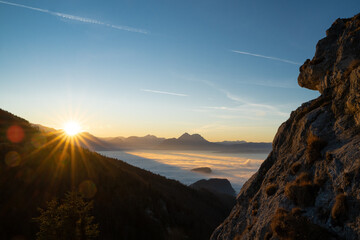 Sonnenuntergang am Berg Nockstein über Salzburg in einer Nebeldecke