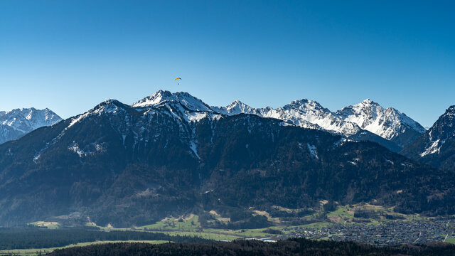Paragleiter &uuml;ber dem Walgau, Para glider over the valley of Ill, with the mountains from Brand in the background. Zimba und Mondspitze, verschneite Berge im Hintergrund
