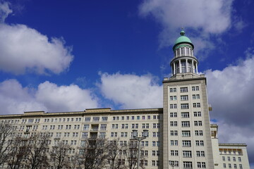 DDR-Architektur in Berlin, das Frankfurter Tor in der Karl-Marx-Allee bei Sonnenschein
