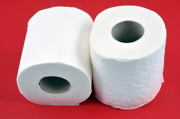 Rouleaux de papier toilette en gros plan sur fond rouge