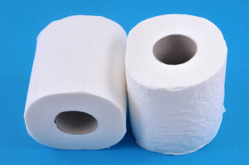 Rouleaux de papier toilette en gros plan sur fond bleu