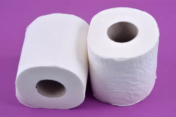 Rouleaux de papier toilette en gros plan sur fond rose