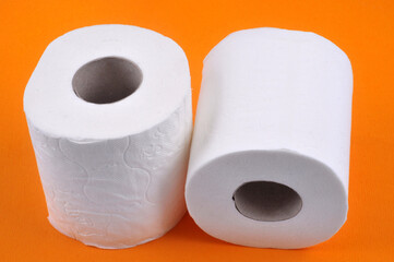Rouleaux de papier toilette en gros plan sur fond orange