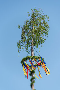 maibaum, himmel, blau, sommer, fr&uuml;hling, brauchtum, tradition, maitanz, tanz in den mai, verliebt, b&auml;nder, bunte b&auml;nder, kranz, freude, geselligkeit, miteinander