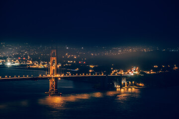Fototapeta na wymiar Most Golden Gate spowity mgłą, San Francisco, USA