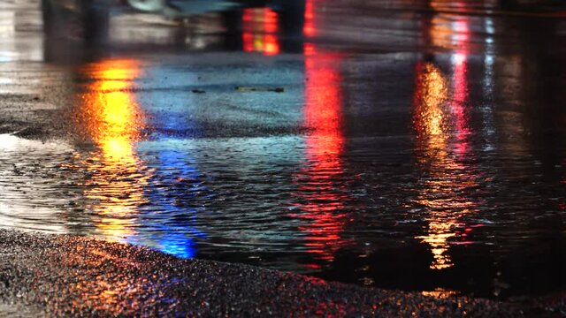 雨が降る都会の夜