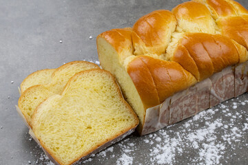 brioche tranchée sur une table grise