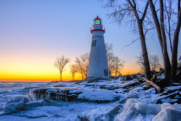 Marblehead Lighthouse in Winter in Ohio - obrazy, fototapety, plakaty