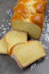 brioche tranchée sur une table grise